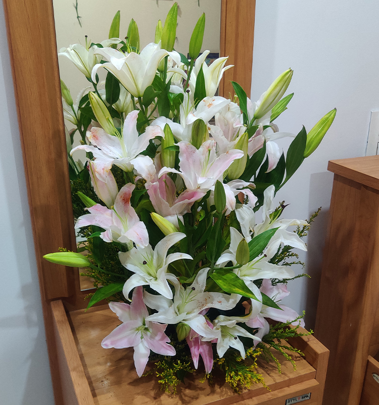 10 Oriental Lilly’s Arrangement
