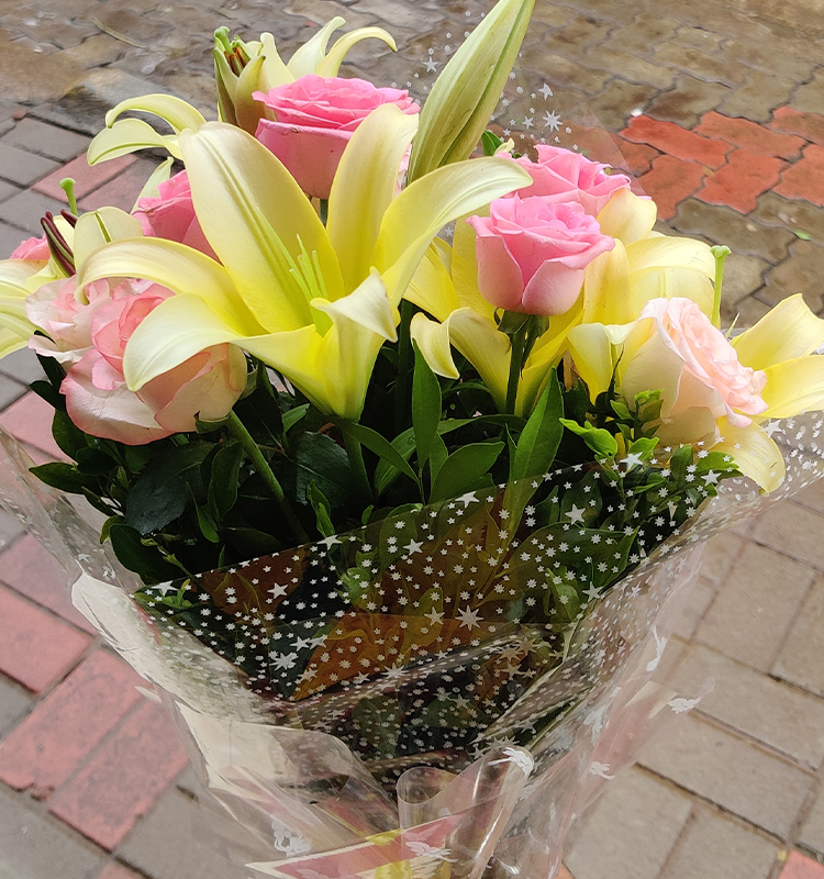 10 Pink Roses & 2 Yellow Lilly’s Bunch